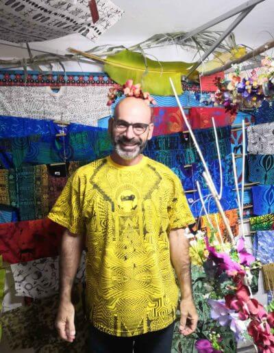 guy-in -womad-with-new3dfrog-yellow-t-shirt